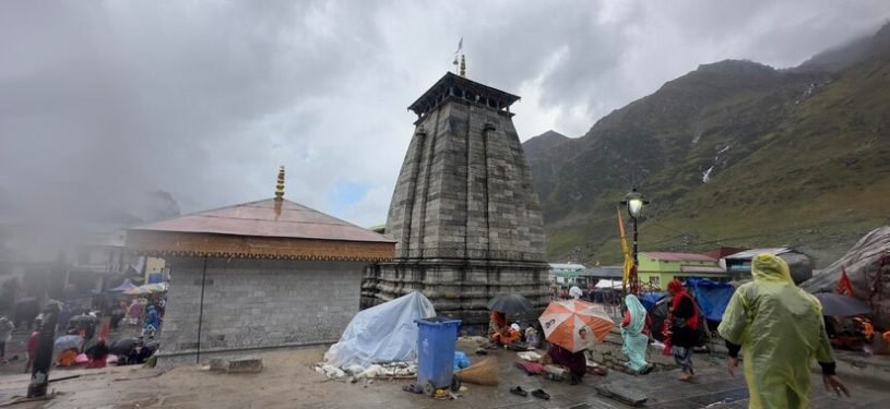 people-are-escape-from-rain-kedarnath-temple-01-sep-2023-shri-kedarnath-temple-dedicated-lord-shiva-rudraprayag-district-uttarakhand-india_181020-6405